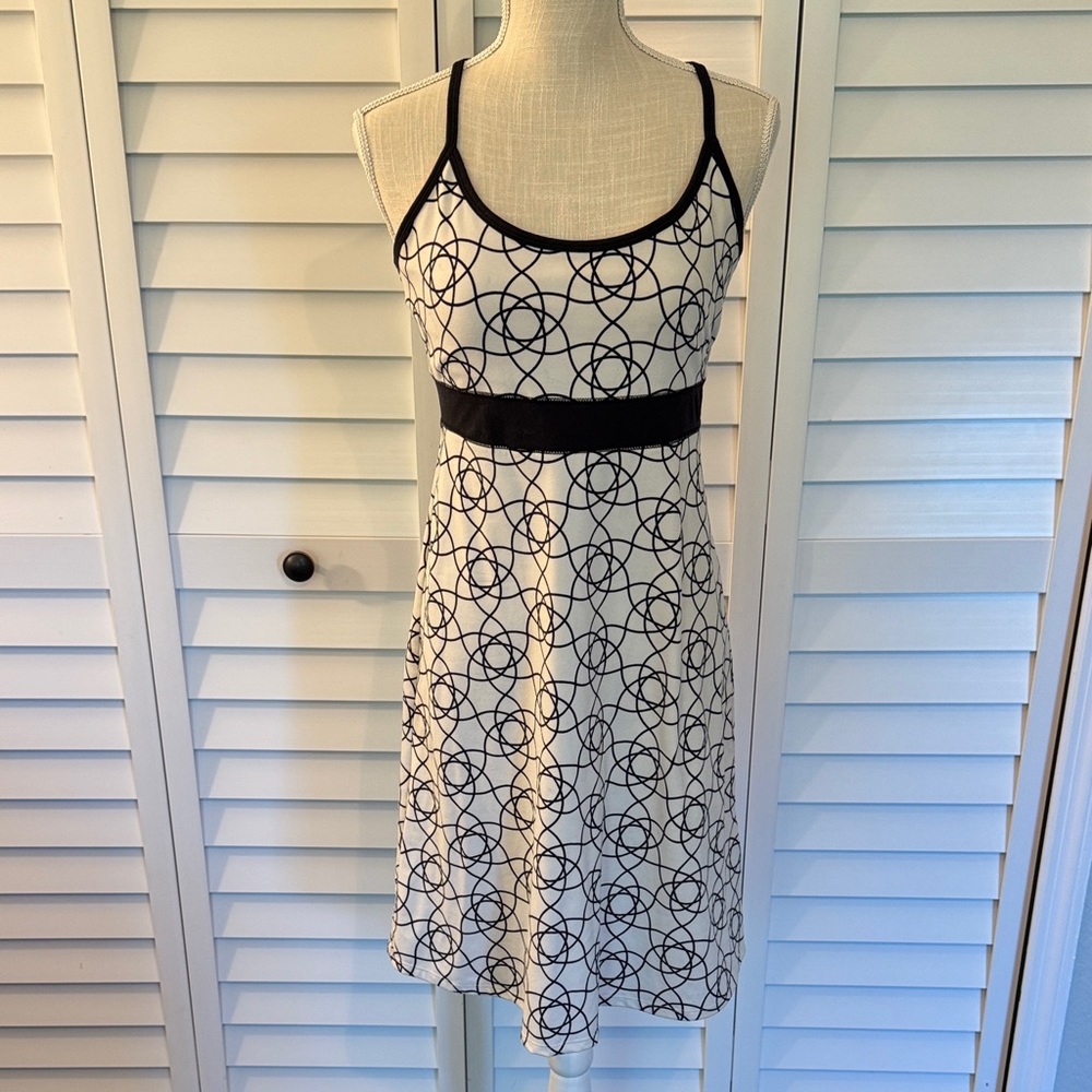 Soybu Black and White Geometric Midi Athletic Dress with built-in bra